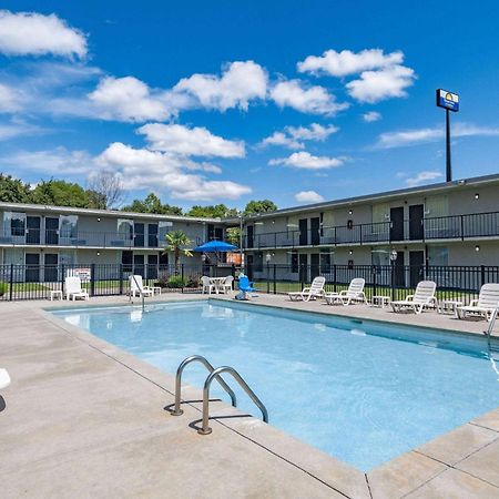 Days Inn And Suites By Wyndham Оксфорд Экстерьер фото